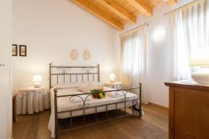 ein Schlafzimmer mit einem Bett mit Blumen darauf in der Unterkunft Al Piccolo Clarin in Mestre