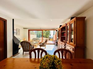 une cuisine avec une table et des chaises ainsi qu'une salle à manger dans l'établissement Villa Les Punxes, à Sant Feliu de Guíxols
