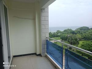 een balkon van een gebouw met uitzicht bij 海边海景房两个标准间出租大阳台距离海边200米－2 sea view room for rent-Large balcony, 200 meters away from the seaside in Dar es Salaam