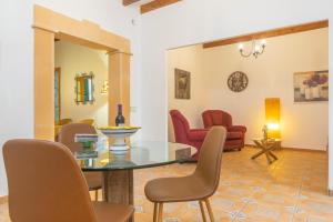 - un salon avec une table et des chaises en verre dans l'établissement Sabatera, à Inca