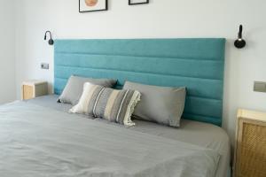 サン・ロケにあるApartment Alcaidesa LINKS II First Line Amazing sea and golf viewのベッド1台(ブルーのヘッドボード、枕4つ付) +30枚の写真
