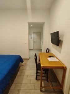 TV a/nebo společenská místnost v ubytování Hotel Faraglione + 37 fotografií