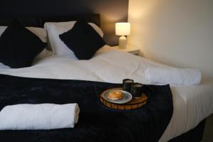 - un plateau/bouilloire sur un lit dans l'établissement Venture 1 - Comfortable & Convenient - PE2, à Peterborough