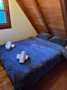 - un lit dans une chambre avec 2 oreillers dans l'établissement Cozy House Blidinje, à Blidinje