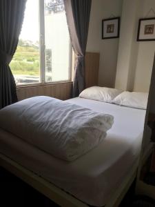 Postel nebo postele na pokoji v ubytování iDorm B&B - idorm Mỹ