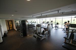 un gimnasio con equipo cardiovascular en un edificio en 40 Minutes drive to Burj Khalifa, en Sharjah