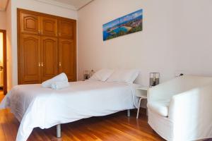 Кровать или кровати в номере Apartamento frente a La Concha con balcón - Marina 1