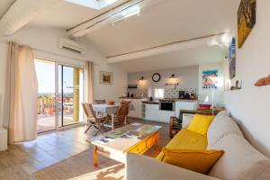 een woonkamer met een bank en een tafel bij Gîte Durance Mallemort in Mallemort