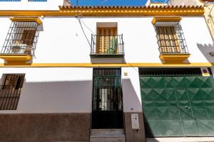 un edificio con 2 puertas y 2 balcones en Holi-Rent Esperanza, en Sevilla