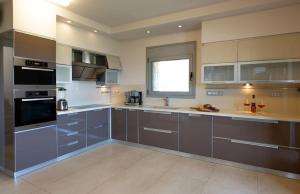 Η κουζίνα ή μικρή κουζίνα στο Mirabello Bay House +22 φωτογραφίες