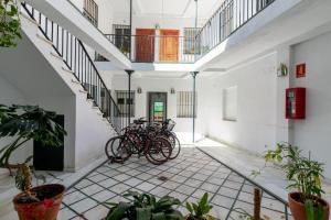 un grupo de bicicletas estacionadas en una habitación con escaleras en Holi-Rent Esperanza, en Sevilla