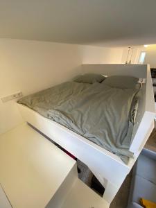 Cama en habitación con marco de cama blanco en Schöne, moderne Wohnung mit großzügiger Terasse, en Essen