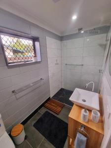 Ванная комната в Cosy & Convenient: pools, shops, uni, hospital