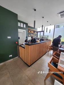 un restaurant avec des personnes assises à un comptoir dans l'établissement Lennox Suites by Fahlyn, à Accra