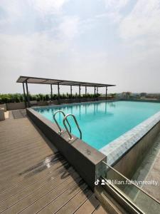 una piscina en la azotea de un edificio en Lennox Suites by Fahlyn en Accra