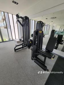 een fitnessruimte met cardio-apparatuur in een gebouw bij Lennox Suites by Fahlyn in Accra