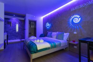 1 dormitorio con 1 cama en una habitación púrpura en Blueroom - Jolly, en Bari
