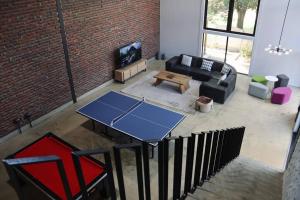 ein Wohnzimmer mit einer Tischtennisplatte und einem Sofa in der Unterkunft LoftHill in Welkom