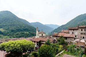 a view of a village with mountains in the background at Casa Maer - casa d'artista in Lavenone