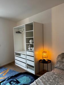 sypialnia z białą szafką i łóżkiem w obiekcie Schöne Wohnung mit eigenem Whirlpool in dem Stadtzentrum w Wiedniu