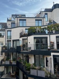 apartamentowiec z balkonami i roślinami w obiekcie Schöne Wohnung mit eigenem Whirlpool in dem Stadtzentrum w Wiedniu