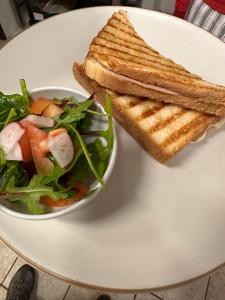 Makanan di atau berdekatan apartmen