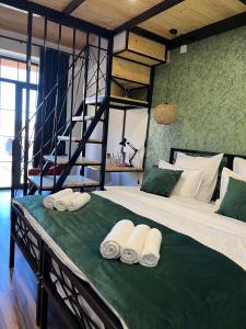1 dormitorio con 1 cama grande y toallas. en Berkri Gastro Yard & Guest House, en Yenokavan