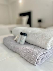 歐羅克里尼的住宿－Serenity House，床上的一大堆毛巾
