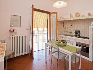 a kitchen with a table and chairs in a kitchen at B&B Via della Grotta in Monsummano