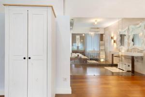 een kamer met een witte deur en een woonkamer bij Apartment Boutique Santa Catarina 2 in Porto