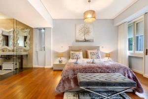 een slaapkamer met een groot bed en een spiegel bij Apartment Boutique Santa Catarina 2 in Porto