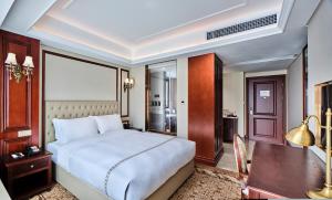 Letto o letti in una camera di Guangming CIMC Executive Hotel Shenzhen