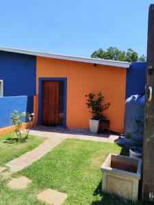um edifício laranja e azul com uma porta em BellaMaria em Pretoria