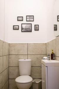 La salle de bains est pourvue de toilettes et d'un lavabo. dans l'établissement Cranmere Lichfield, à Lichfield