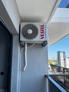 a air conditioner on the side of a building at Uğur Apart Sea View Premium in Mersin