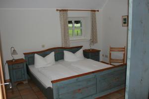 um quarto com uma cama com armários azuis e uma janela em Landhaus am Esch em Warendorf