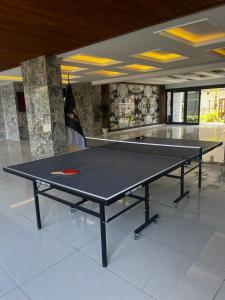 una mesa de ping pong en el medio de una habitación en Uğur Apart Sea View Premium, en Mersin