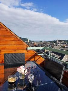 een tafel op een balkon met uitzicht op de stad bij Le Toit de Bigorre - T2 - Bagnères de Bigorre in Bagnères-de-Bigorre