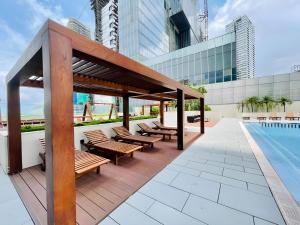 patio z ławkami i basenem w obiekcie Opulent Comfort w Kolombo