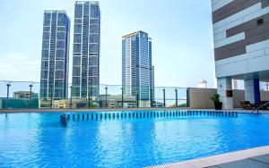 duży basen w mieście z wysokimi budynkami w obiekcie Opulent Comfort w Kolombo