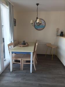 uma sala de jantar com mesa e cadeiras em Appartement face Mer em Tréboul