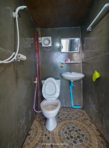 Baño pequeño con aseo y lavamanos en อาฉ่างแคมป์ Achang Camp en Mon Jam