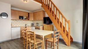 Kuchyňa alebo kuchynka v ubytovaní Appartement 3 pièces 5 à 6 personnes - vue mer - à 200 m de la plage - FANTA