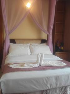 Postel nebo postele na pokoji v ubytování The Tick Hotel