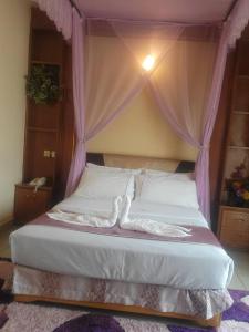 Postel nebo postele na pokoji v ubytování The Tick Hotel