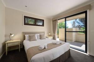 Giường trong phòng chung tại Lakeview Villa 2 bedrooms +11 ảnh