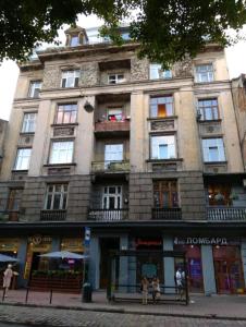 um grande edifício de pedra na esquina de uma rua em Apartment On Knyazya Romana 26 Center Lviv em Lviv