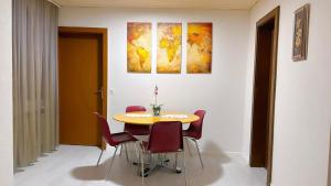 comedor con mesa y sillas rojas en Grandhouse center of Switzerland en Olten