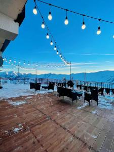 A restaurant or other place to eat at Gudauri Winter House
