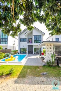 an exterior view of a house with a swimming pool at Espano 1 in Ban Tha Chang